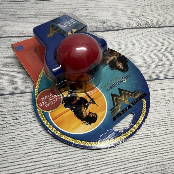 Projectables DC Comics Wonder Woman Multicolor LED Auto On/Off Night Light - Picture 3 of 5